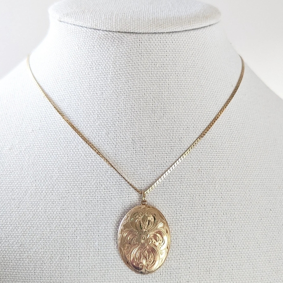 Vintage 14k Yellow Gold Oval Hand Engraved Locket Box Chain Necklace - Picture 3 of 10